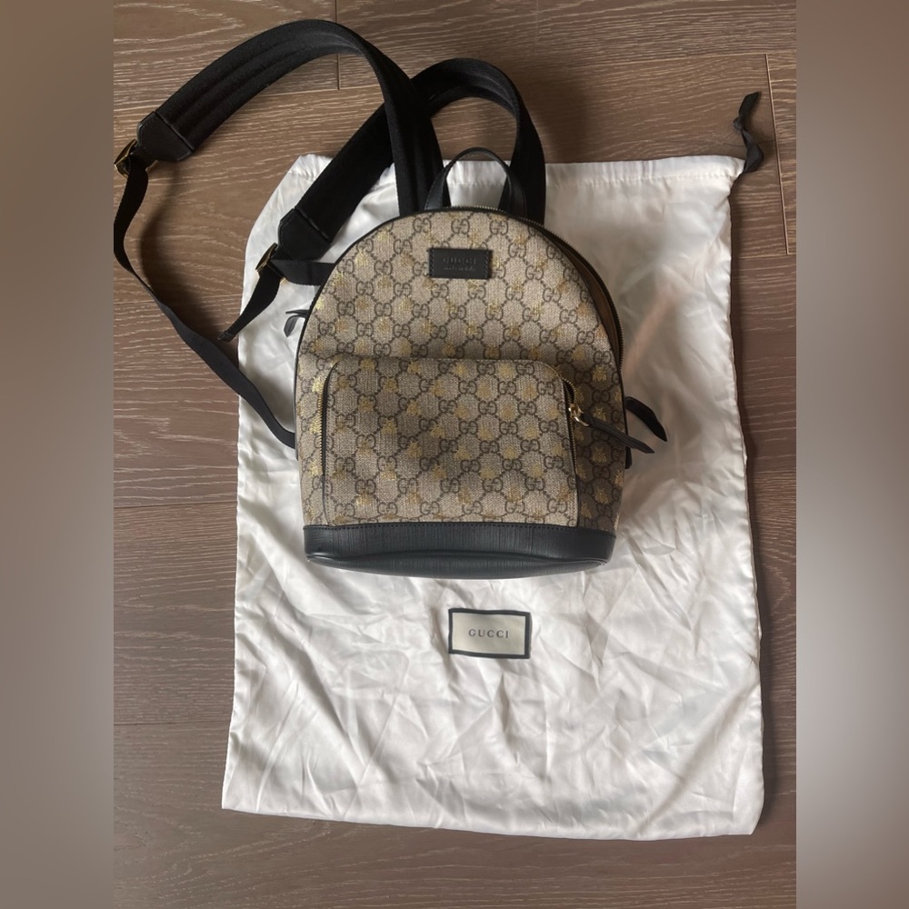 GG Supreme Monogram Bees Print Small Day Backpack Beige Oro Black